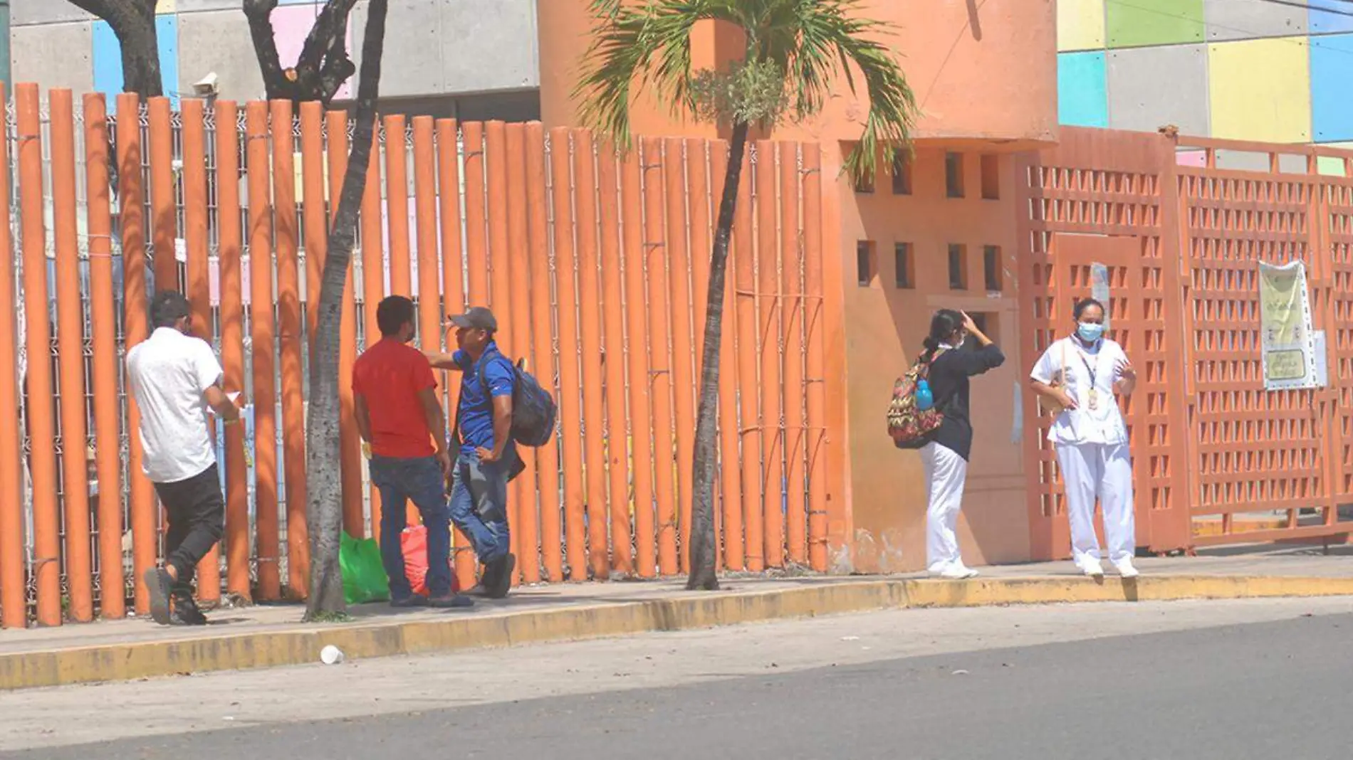 familiares afuera del hospitales (2) copia